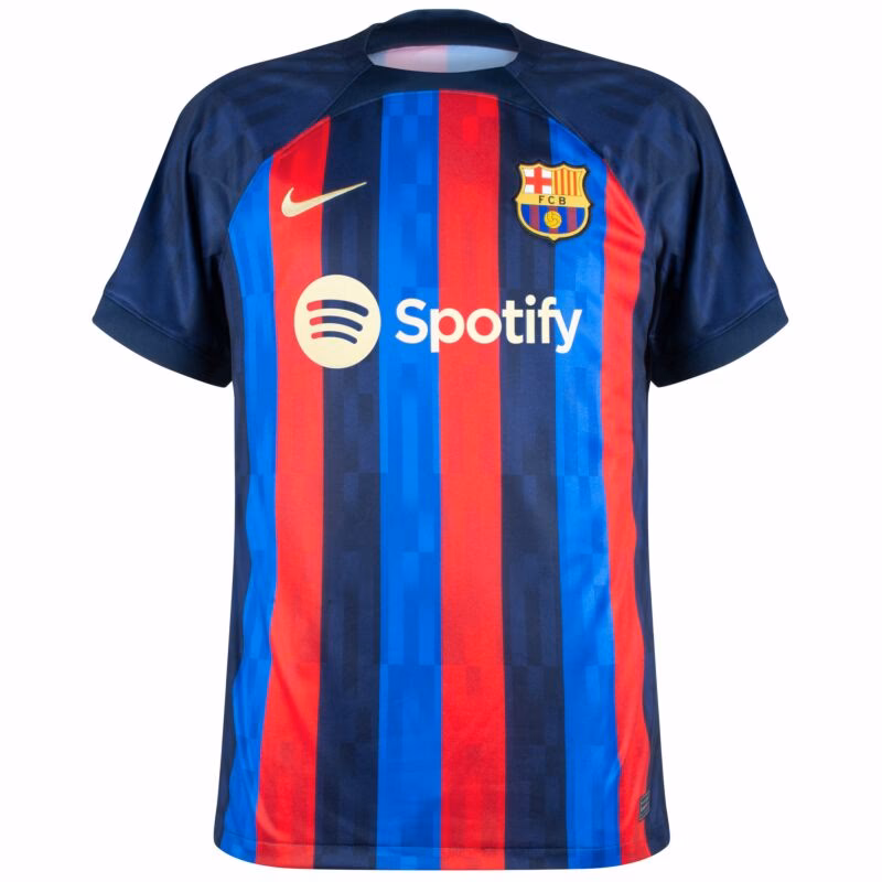 How to wear sneakers in Barcelona?