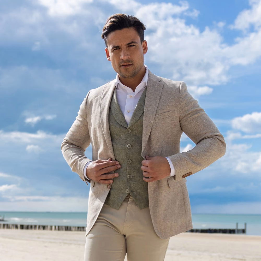 What do Beach OOTD men wear?