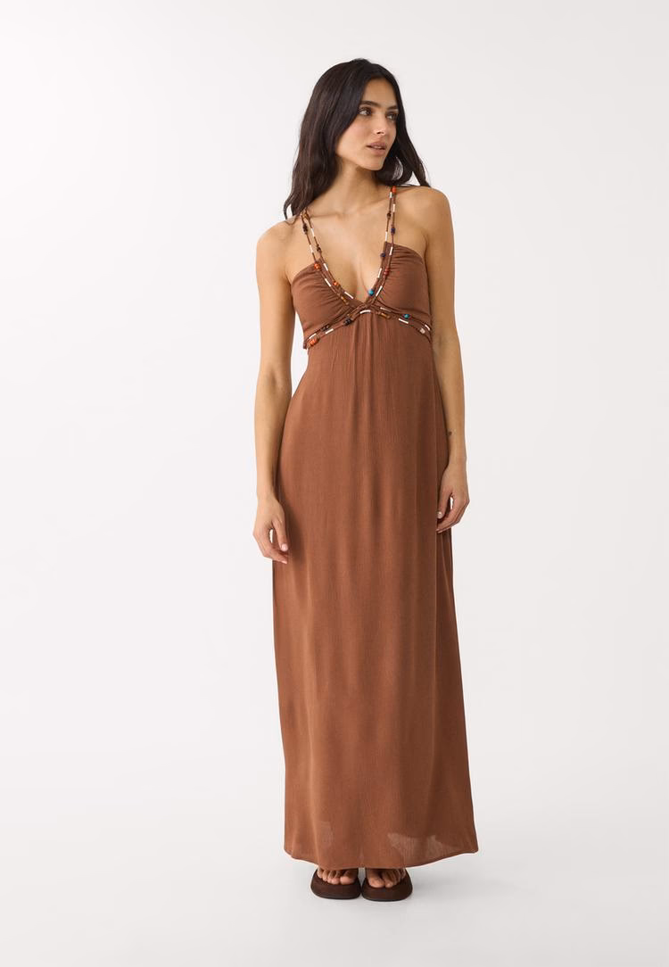 Welke schoenen draag je onder een bruine jurk?