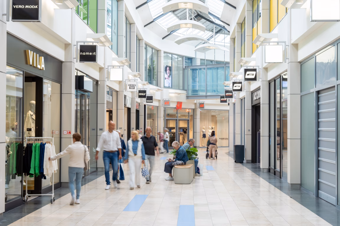 Wat zijn de openingstijden van de winkels in Middenwaard?