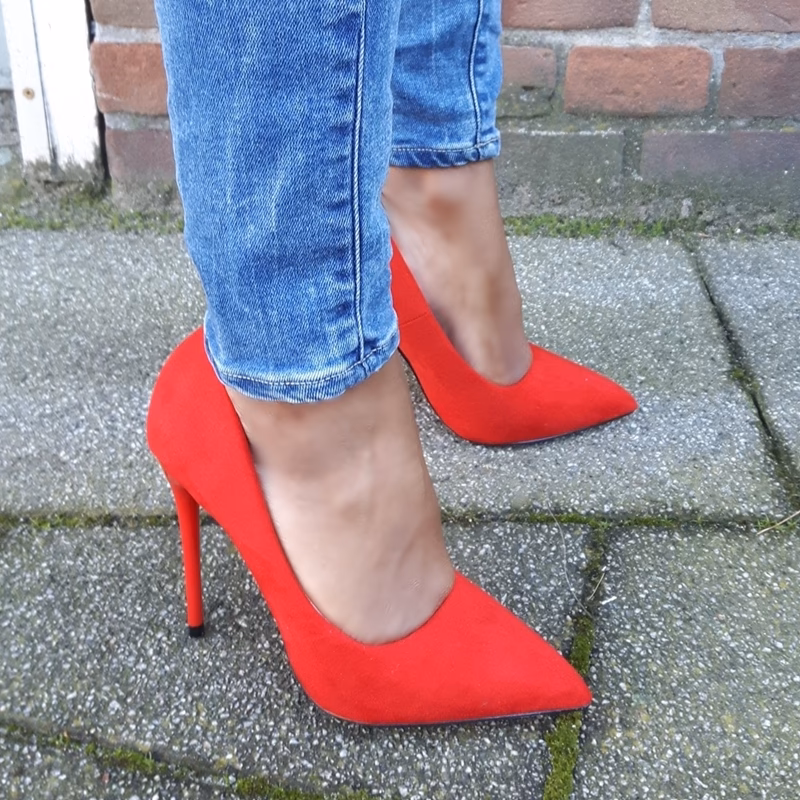 Wat is de betekenis van rode zolen op schoenen?