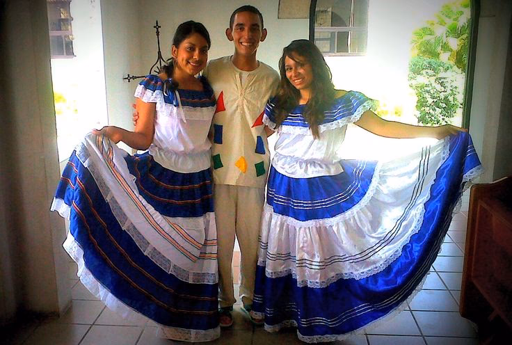 Why do people wear traditional clothing in El Salvador?