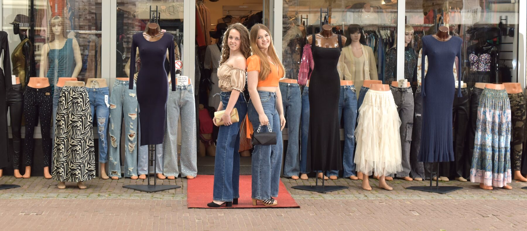 Hoeveel winkels heeft The Fashion Store momenteel?