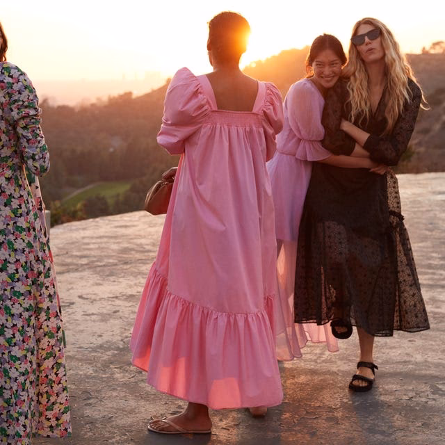 Welke kleur heeft een fuchsiaroze jurk?