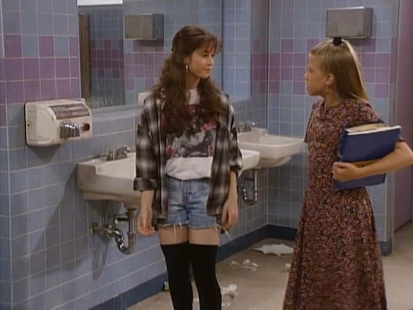 How many '90s outfits are in Fuller House?