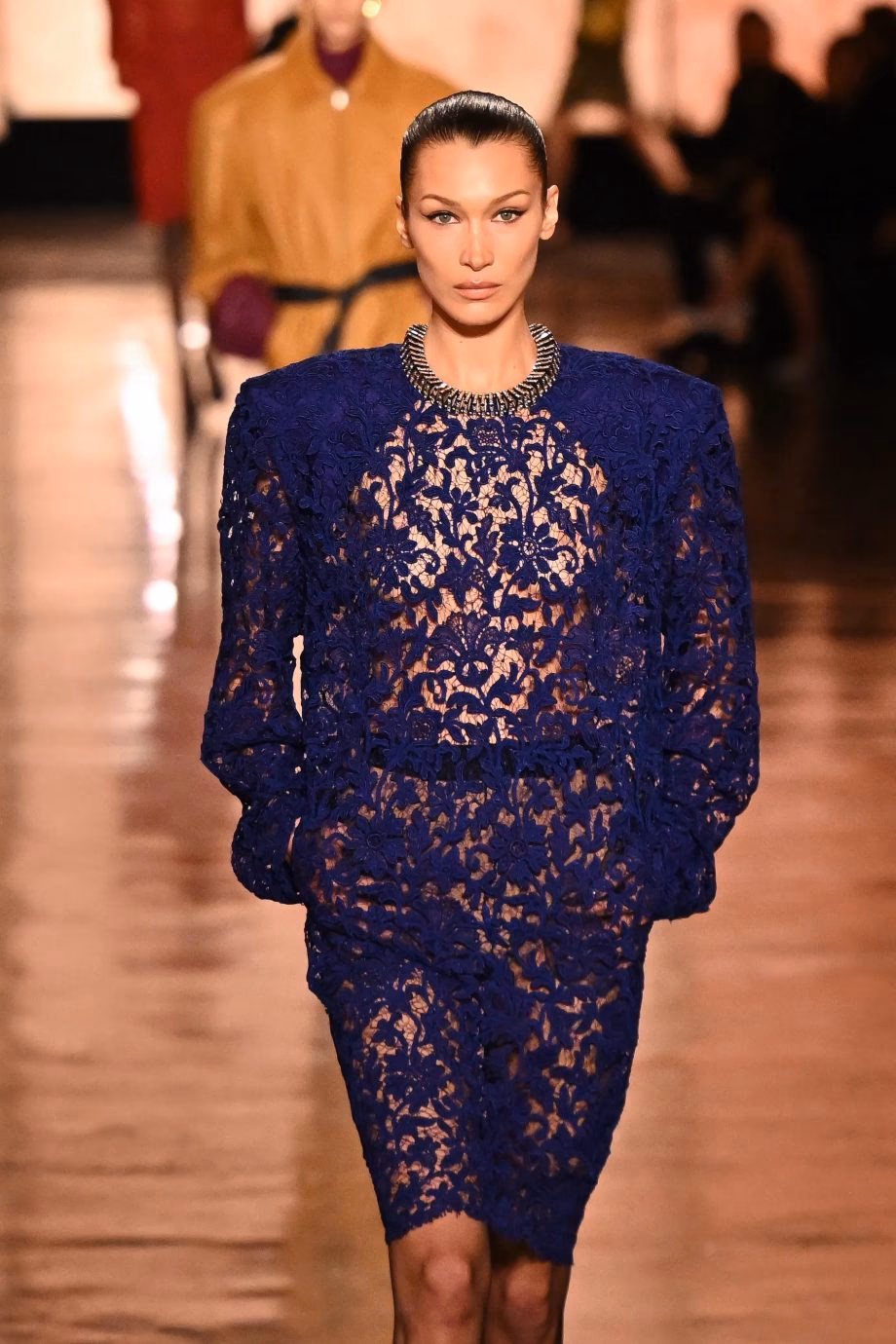 Welke jurk kan ik aan twee kamten dragen?