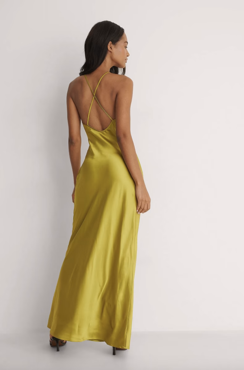 Kan een 50-jarige een jurk met open rug dragen?