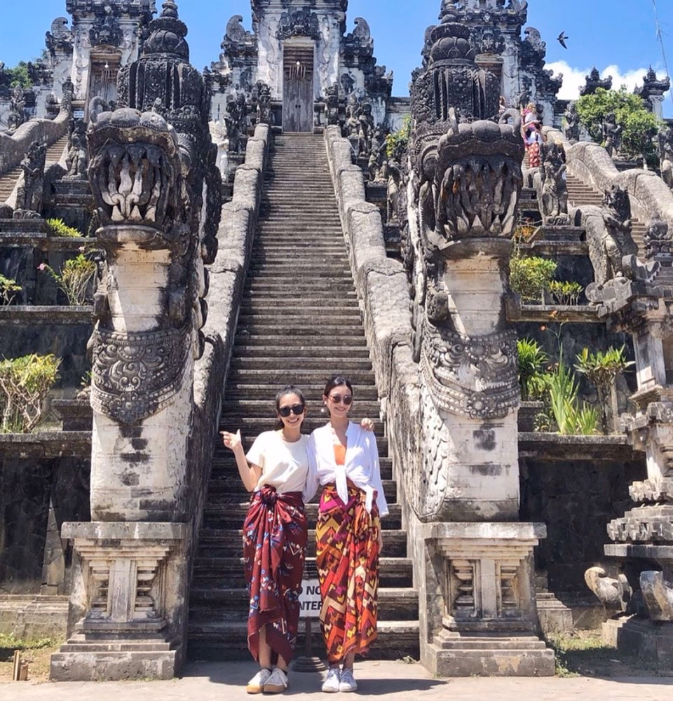 What should you do when visiting temples in Bali?
