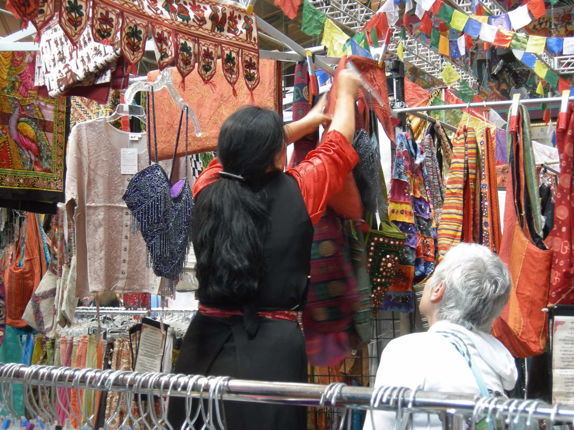 What are Tibetan clothes & scarves?
