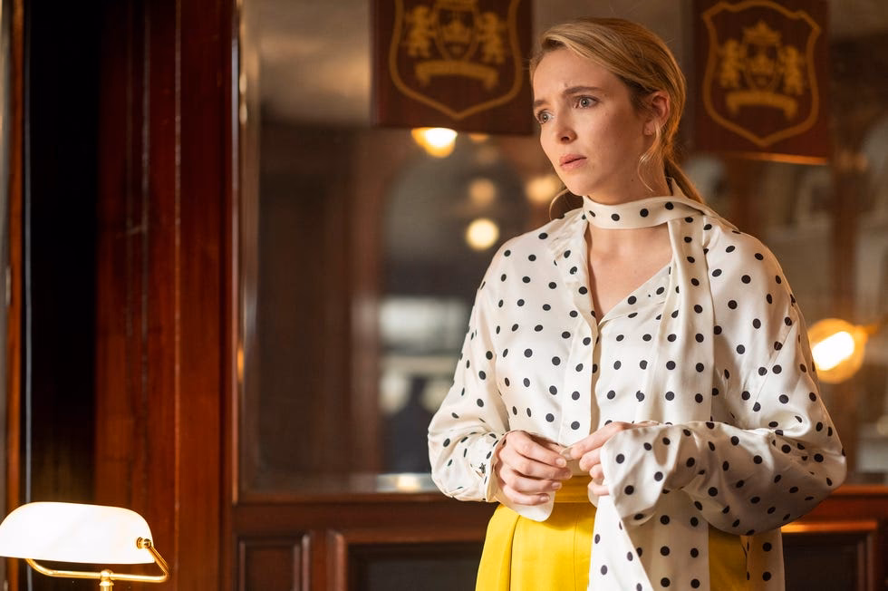 Does Villanelle wear a dress?