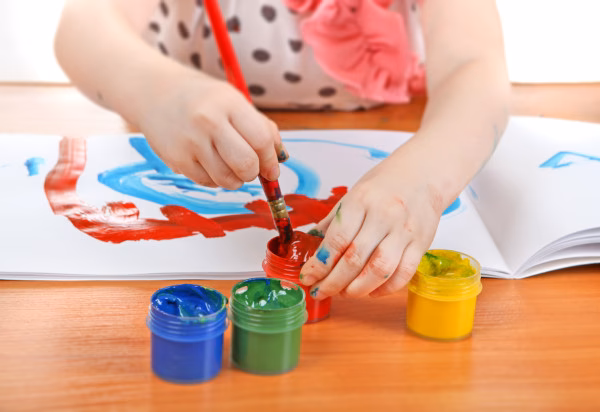 Hoe krijg je acrylverf uit je kleding?