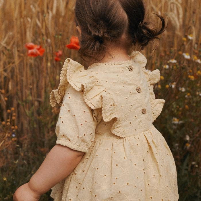 Wat draagt een baby onder een jurk?