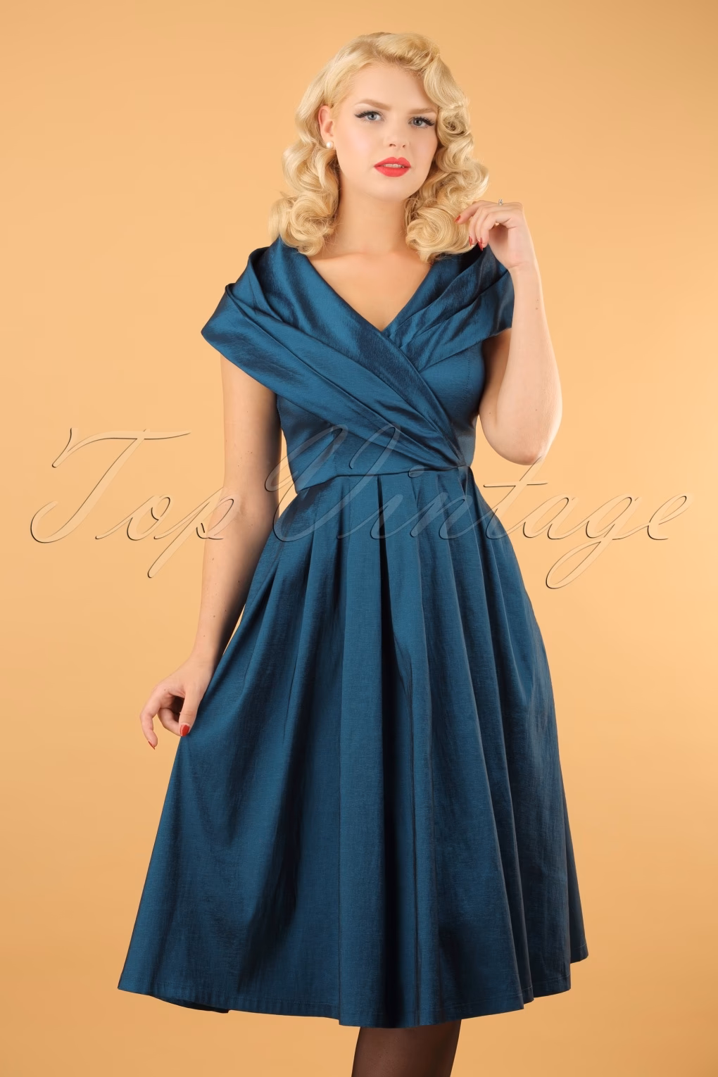 Does Lindy Bop still have a coat?