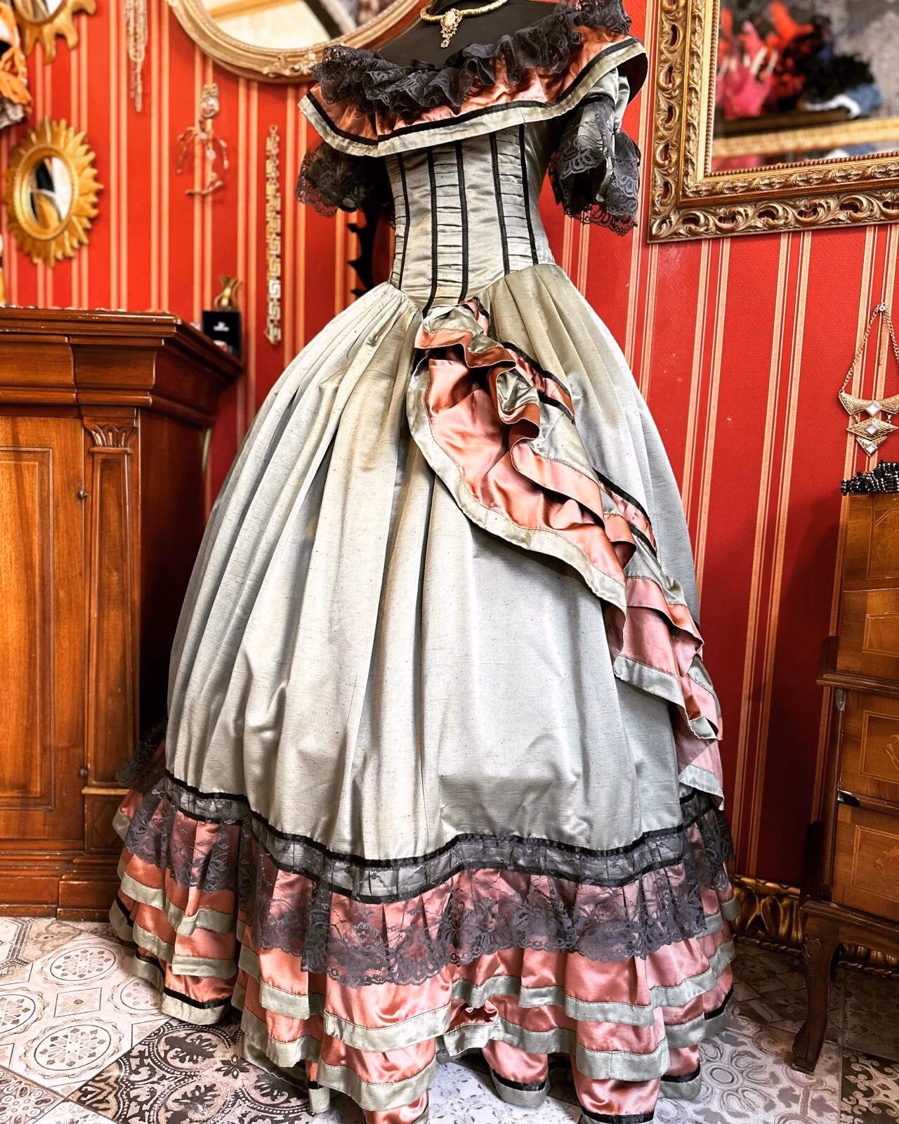 Hoe heet een model jurk met een strak bovenlijf en een wijde rok?