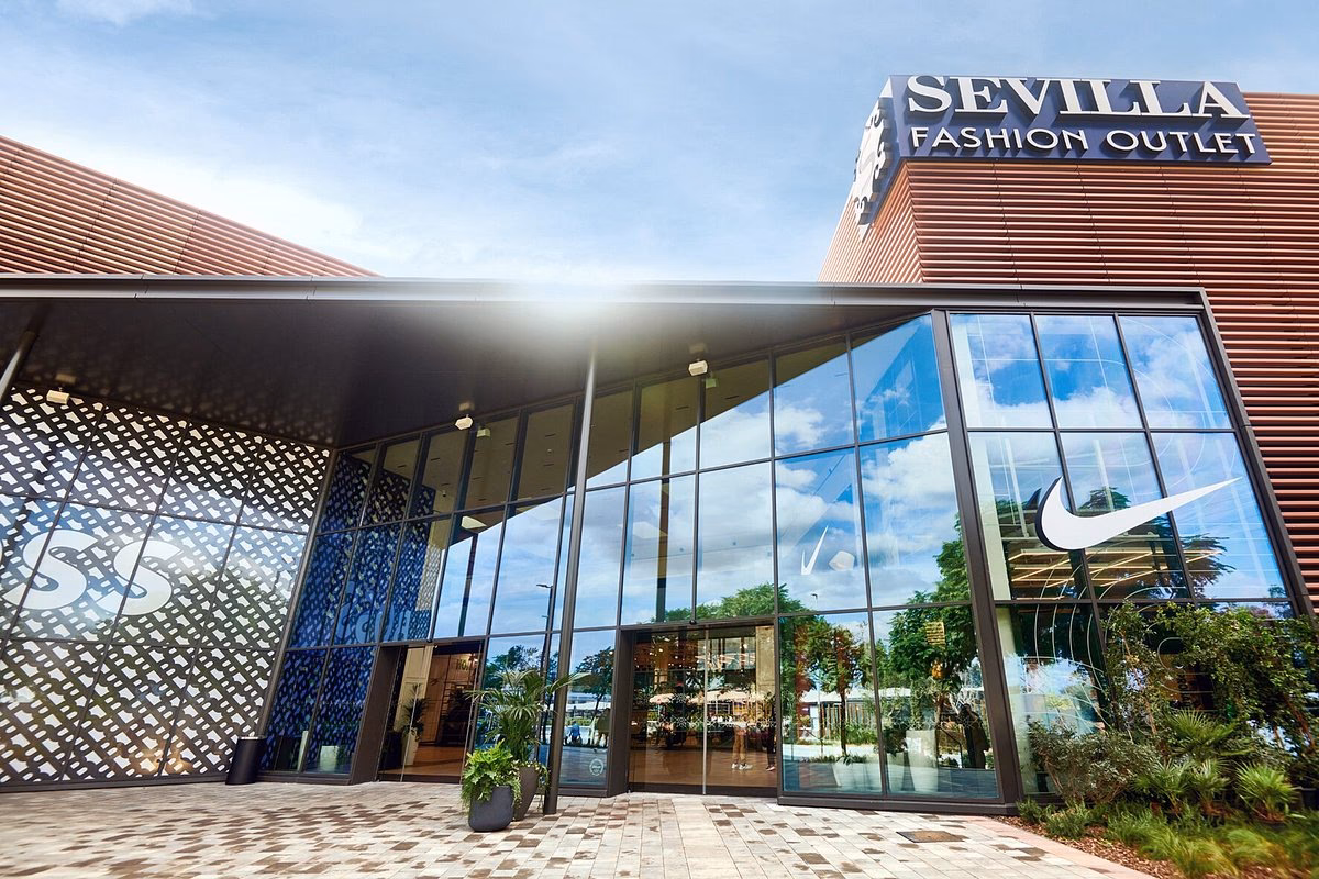 Where is a Coruna style outlet mall?