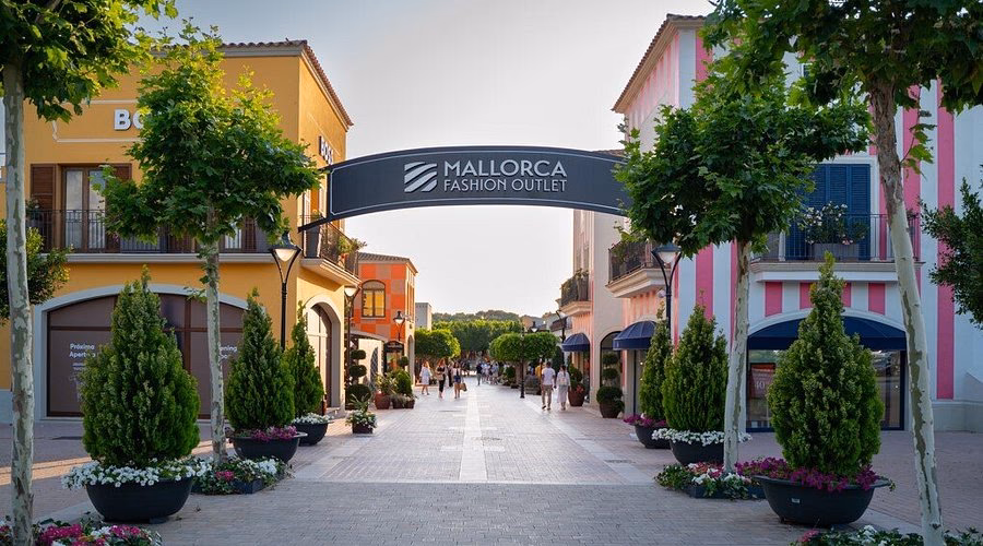 Where is a Coruna style outlet mall?