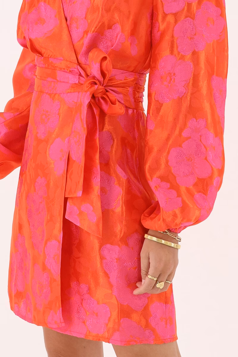 Wie staat bekend om de wikkeljurk?