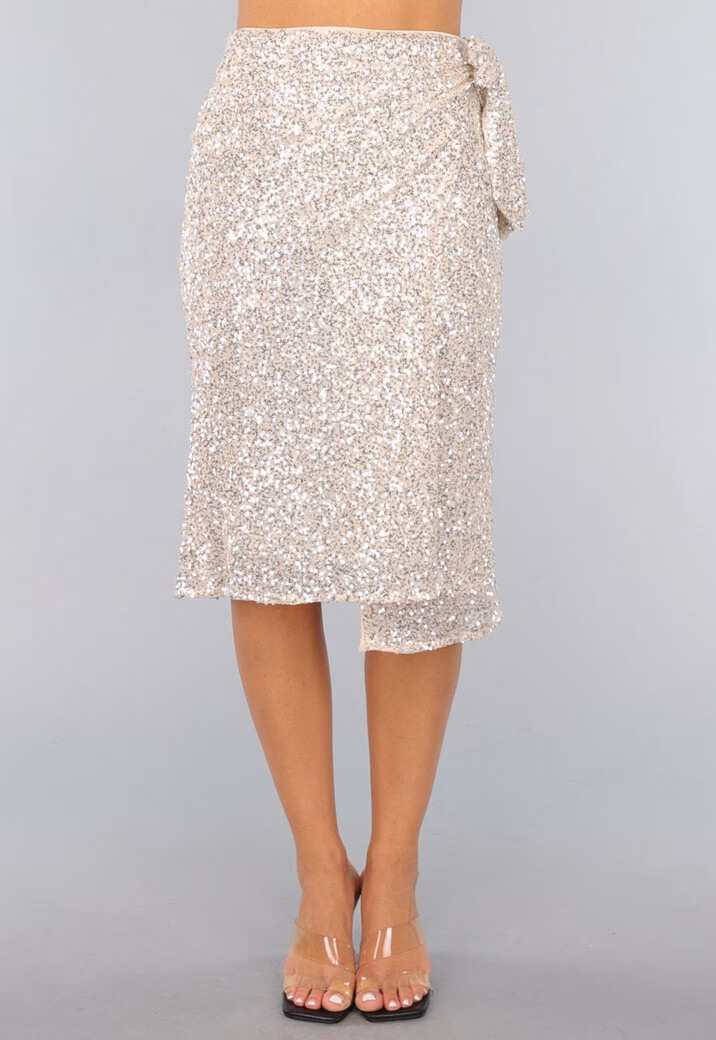 Wat draag je op een wikkelrok?